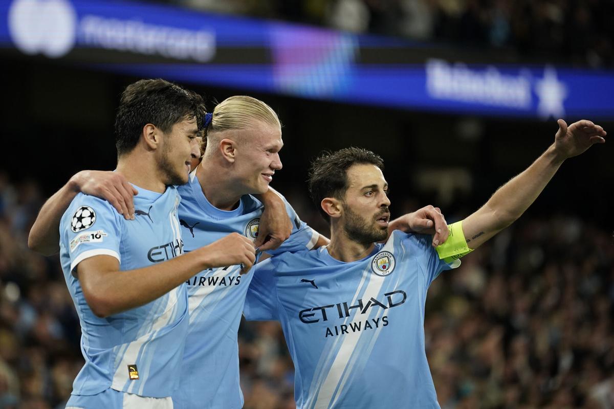 Los jugadores del City celebrando el gol de Haaland ante el Nápoles