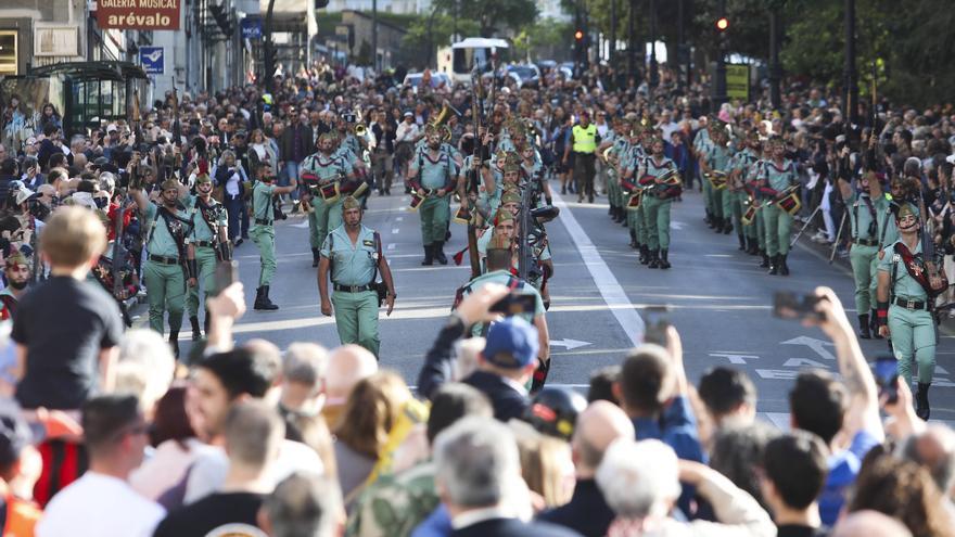 Siete unidades musicales recorren Oviedo en multitudinario pasacalles militar