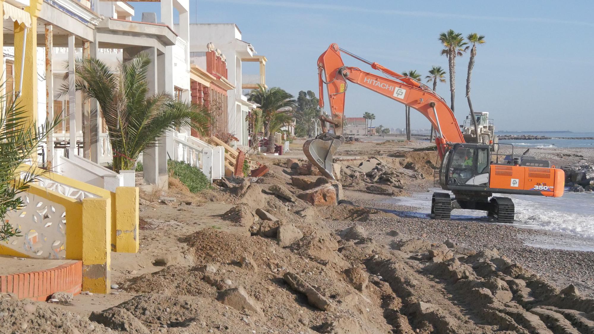 Nules no espera a Costas y actúa para proteger las viviendas de primera línea de playa