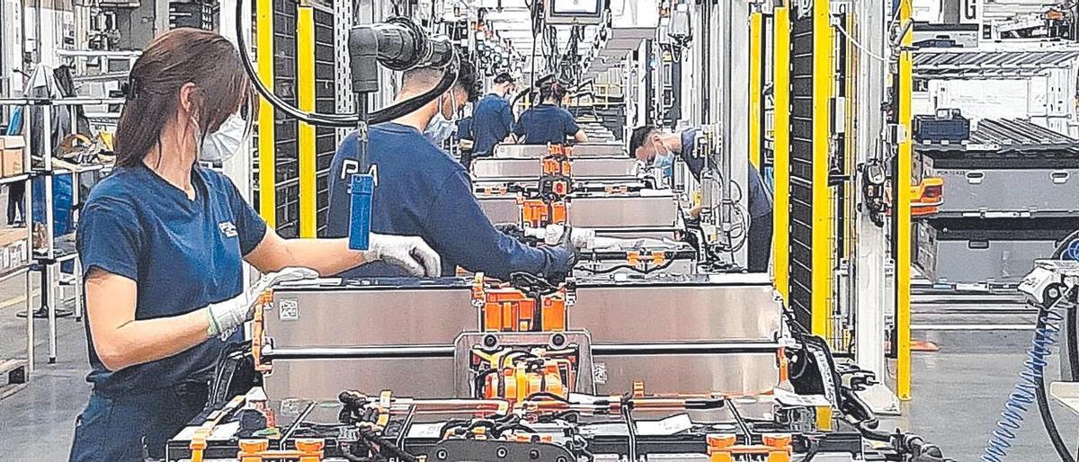 Varios trabajadores en el taller de montaje de baterías de la planta automovilística de Stellantis en Figueruelas.