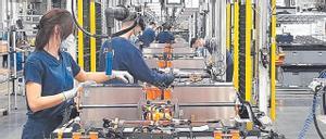 Varios trabajadores en el taller de montaje de baterías de la planta automovilística de Stellantis en Figueruelas.