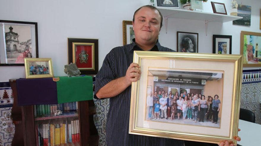 José Ocón, en la sede vecinal de calle Jonás, con la fotografía de la junta directiva de la asociación, esta semana.