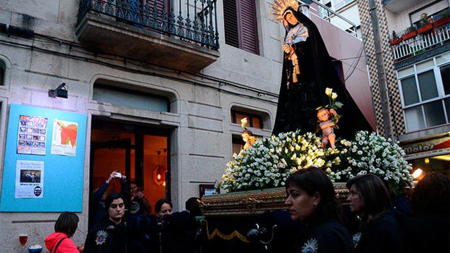 Procesión de la Virgen de la Soledad, en la Semana Santa de Cangas