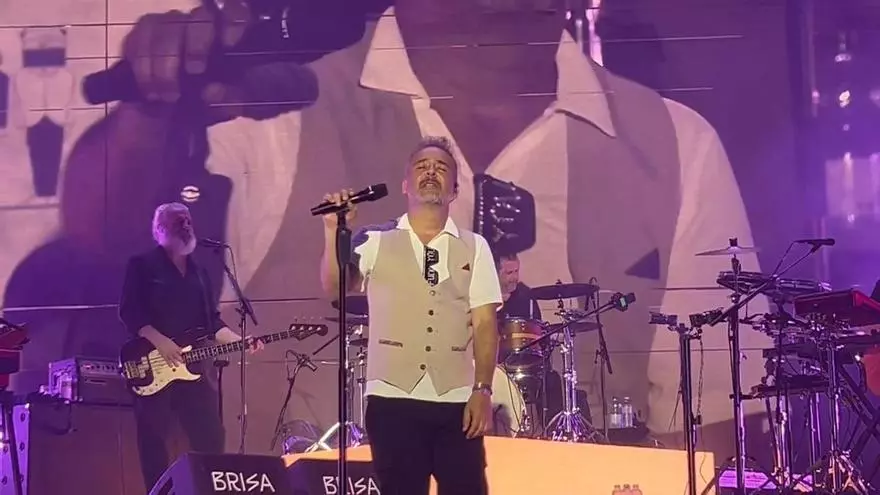 Love of Lesbian cantando "Allí donde solíamos gritar" en Málaga