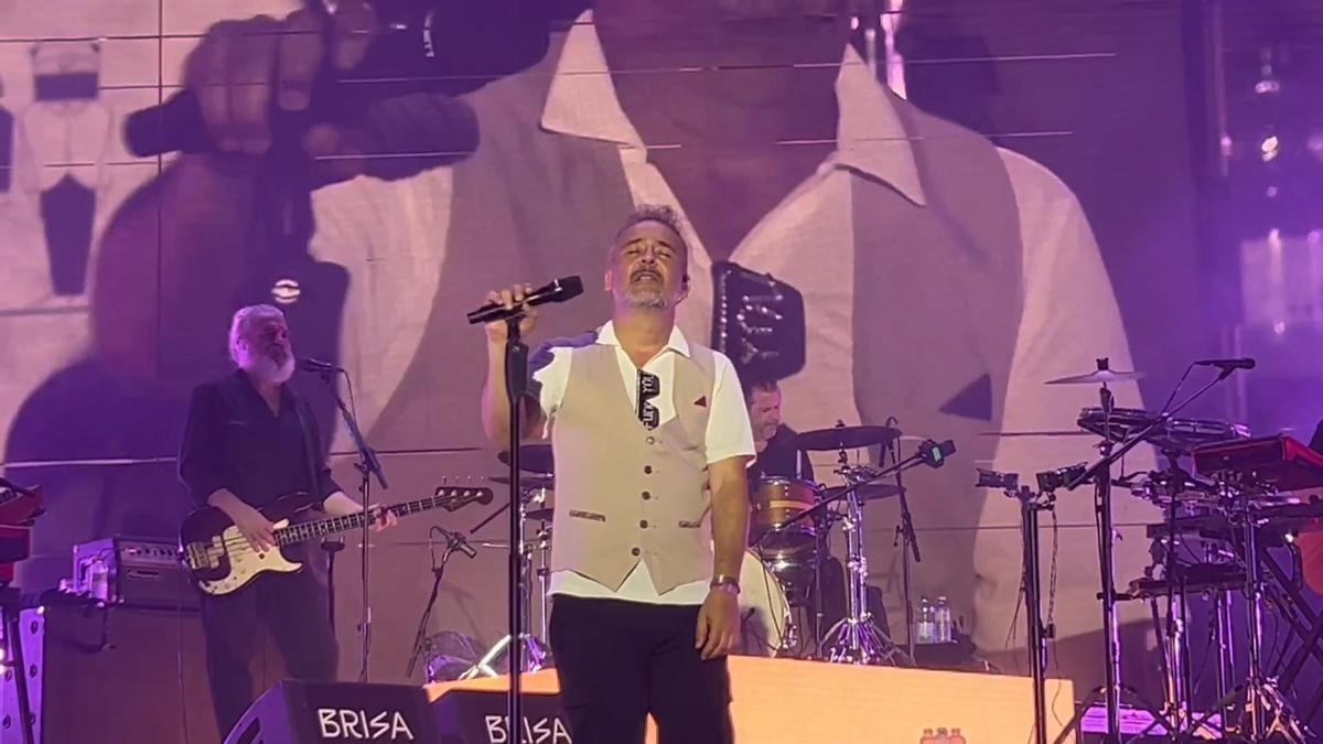 Love of Lesbian cantando "Allí donde solíamos gritar" en Málaga