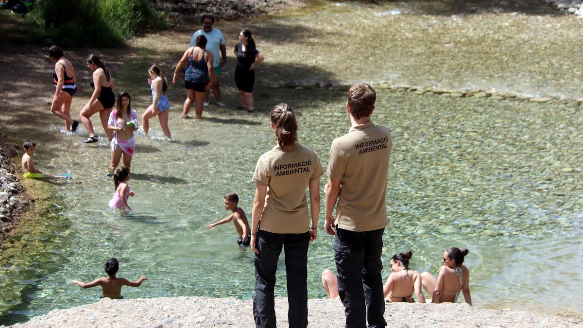Informadors ambientals controlant a la Ribera Salada, aquest estiu