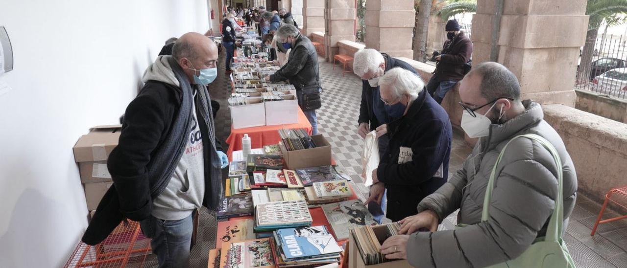 La Fireta del Còmic se celebra este fin de semana en las instalaciones de la Escola Superior de Disseny, con la participación de editoriales y coleccionistas. | MANU MIELNIEZUK