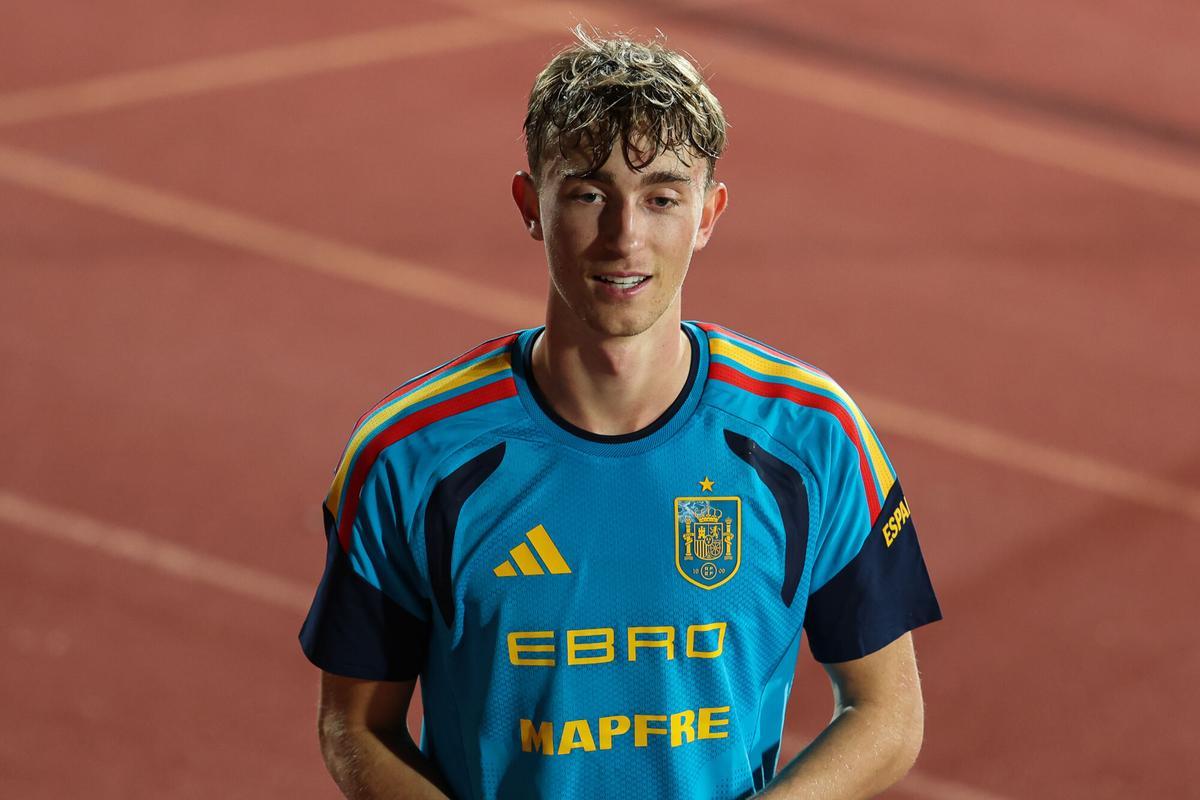 Dean Huijsen, en un entrenamiento con la selección.
