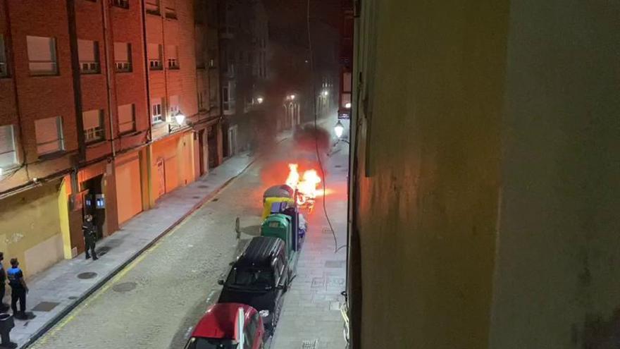 Arden dos motos y un coche en Gijón