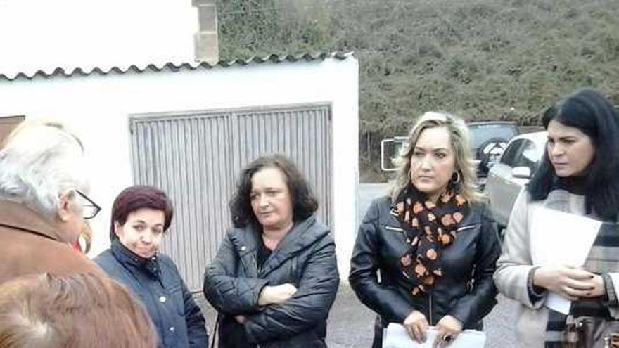 Miembros de Foro, ayer, reunidas con vecinos de Fafilán.