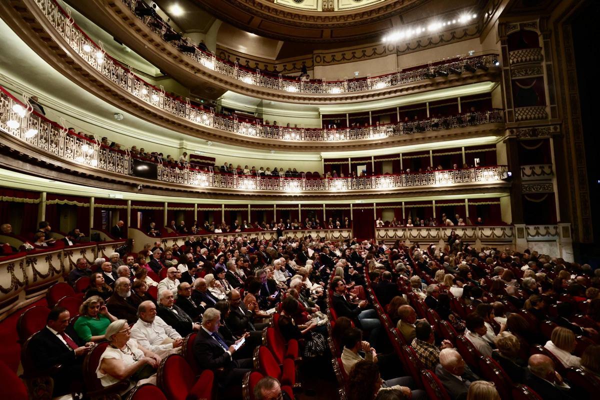 Público, ayer, en el Campoamor, antes del inicio de la función de "Roméo et Juliette".
