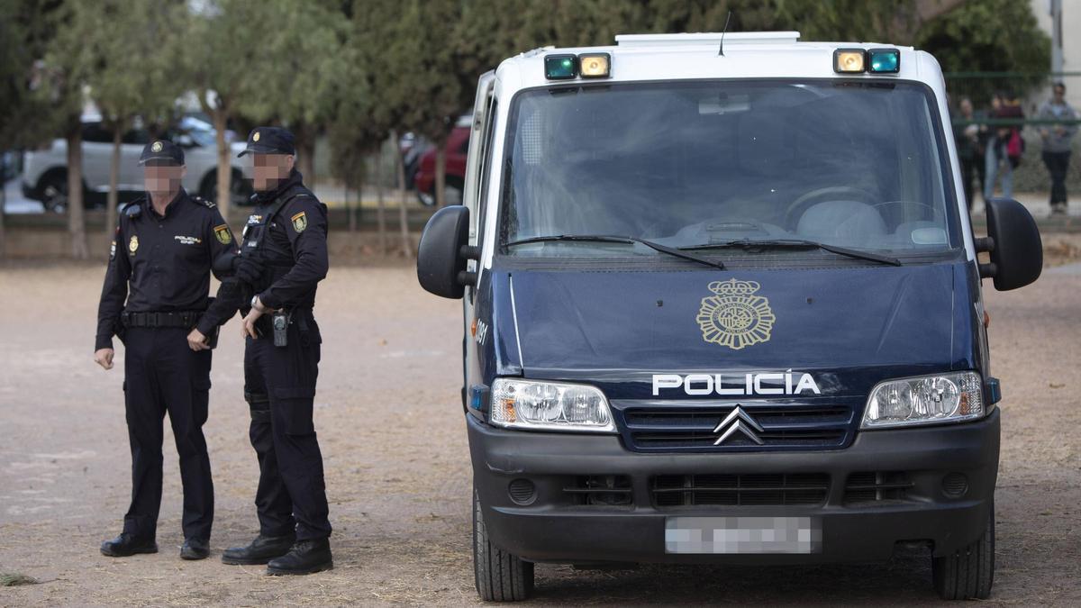 Agentes de la Policía Nacional en Sagunt.