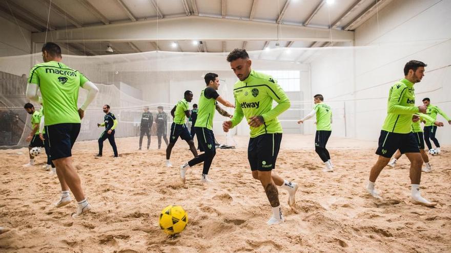 El Levante UD cambia el césped por la playa bajo techo