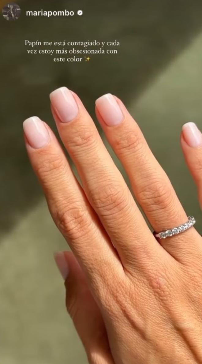 Manicura de María Pombo con uñas de color rosa
