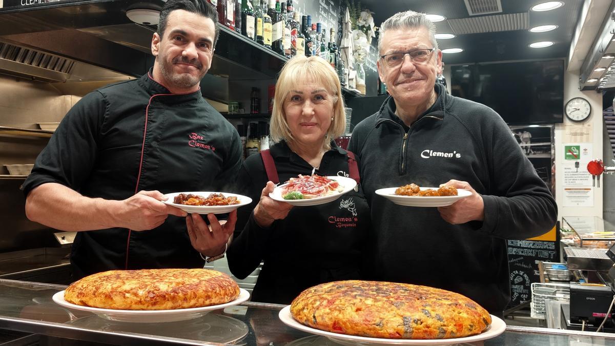Albert Figueras, con sus padres, Francisca Arroyo y Alberto Figueras, en el Bar Clemen’s.