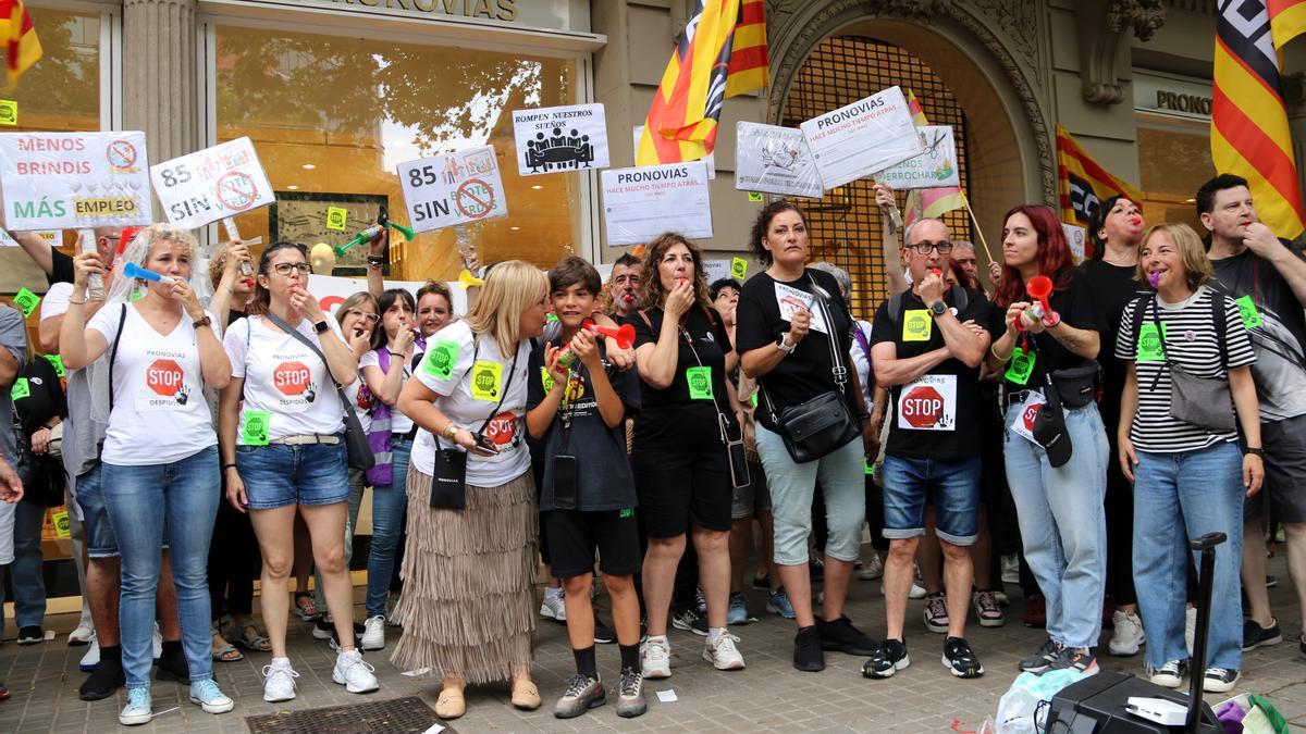 Los trabajadores de Pronovias se manifiestan frente a la tienda de Rambla Catalunya