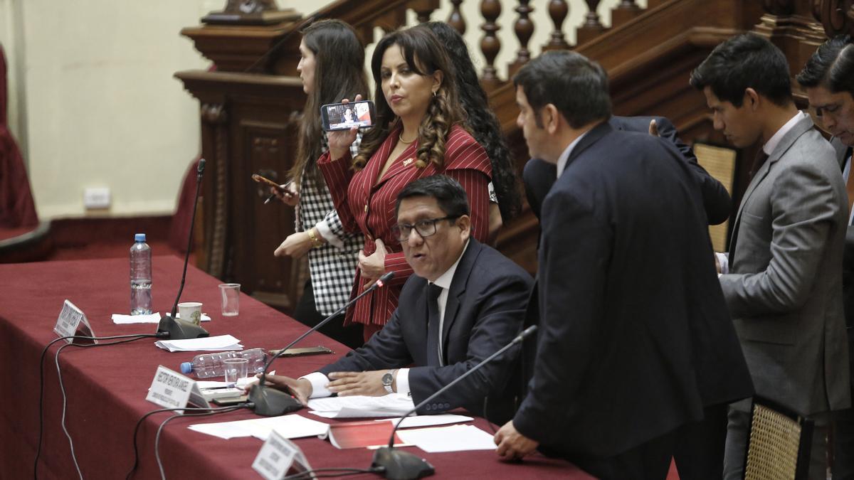 Congresistas denuncian un golpe de estado del presidente Castillo en Perú