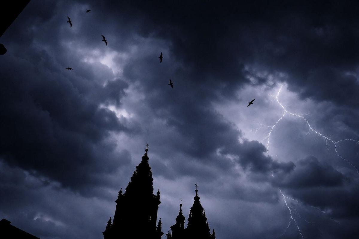 La Catedral de Santiago ha recibido varios impactos de rayos en el transcurso de la historia.