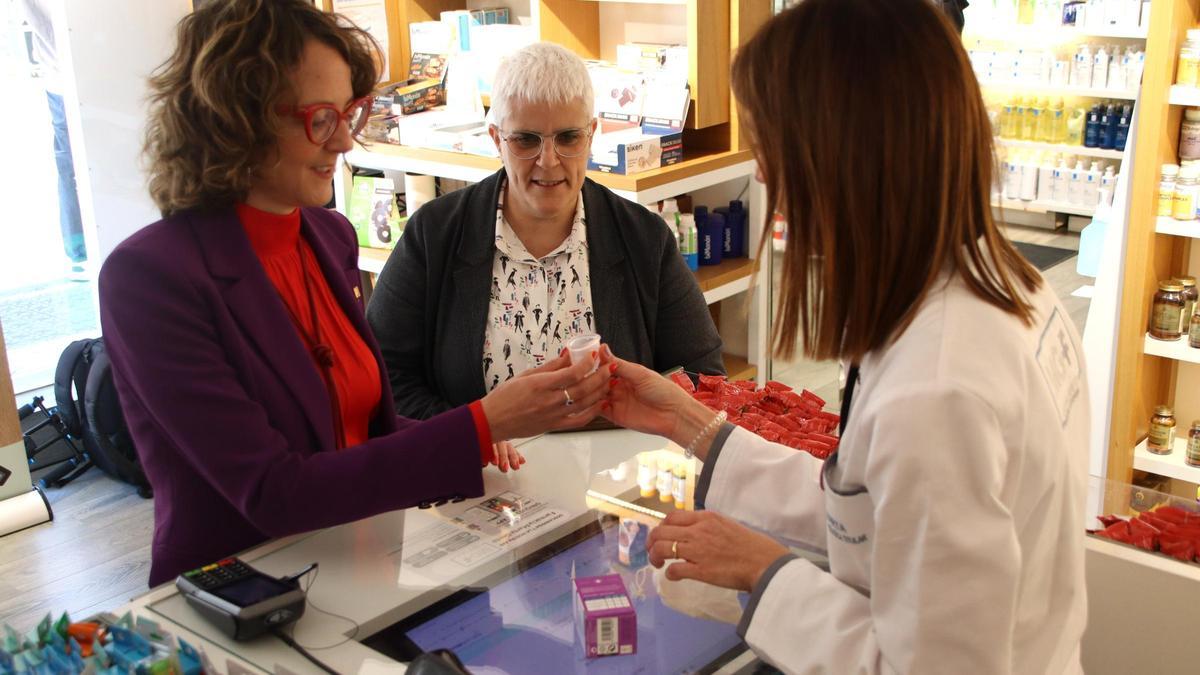 La consellera d'Igualtat i Feminismes, Tània Verge, adquireix una copa menstrual a la farmàcia