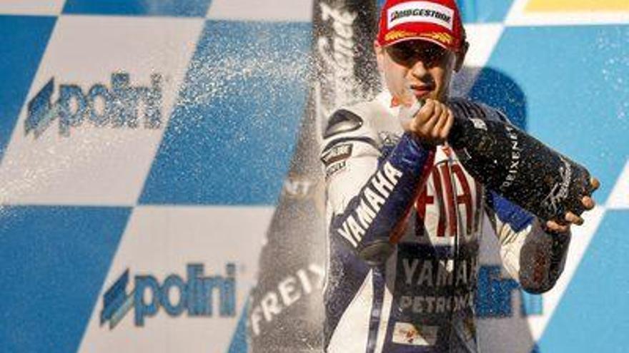El piloto español de MotoGP Jorge Lorenzo celebra en el podio su victoria en el Gran Premio de Japón que se disputó en el circuito de Twin Ring en Motegi, al norte de Tokio, Japón.