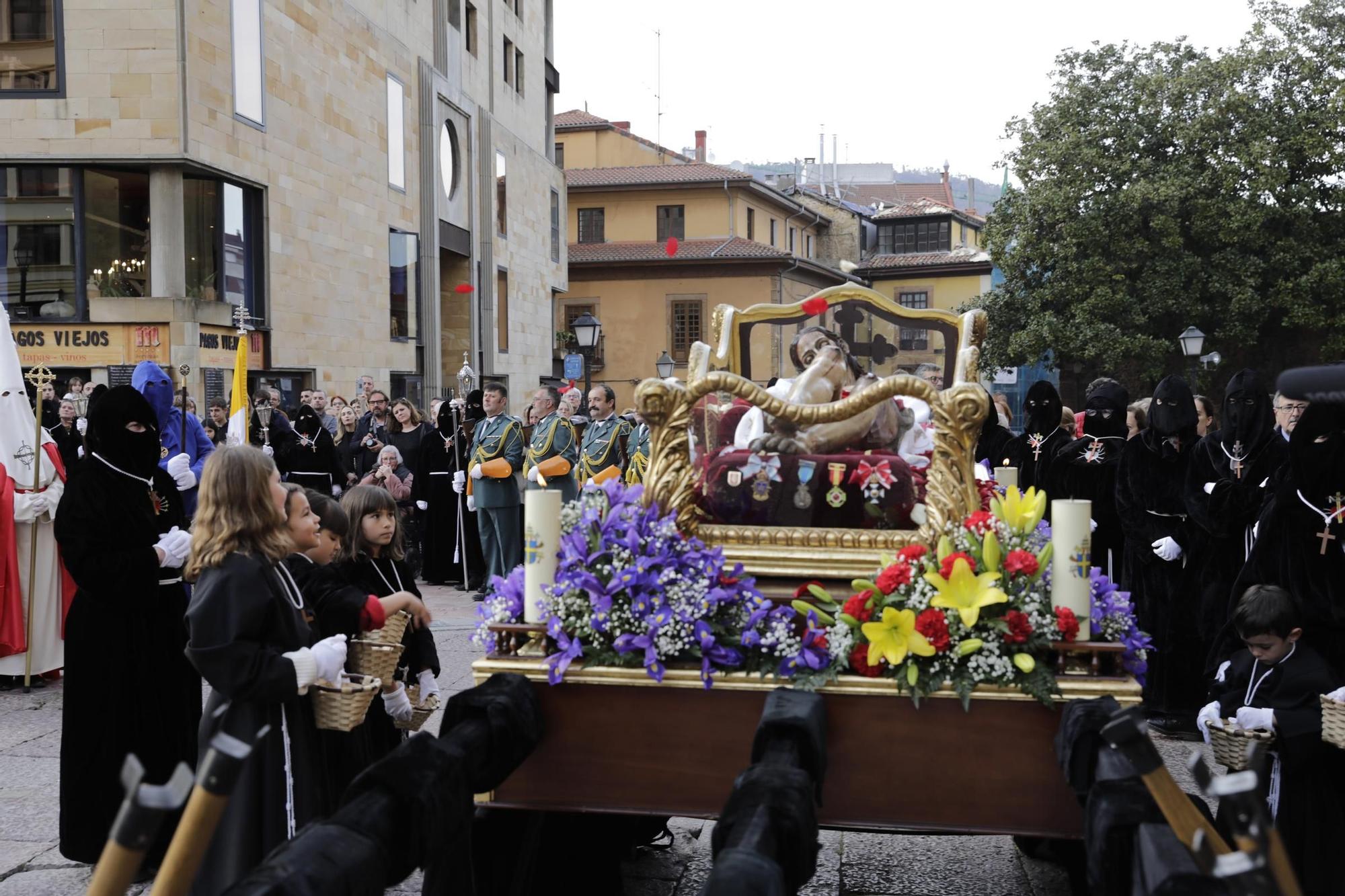 La procesión intergeneracional del Santo Entierro emociona Oviedo