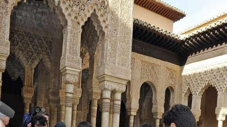 La llegada del primer león al patio de la Alhambra. / miguel ángel molina