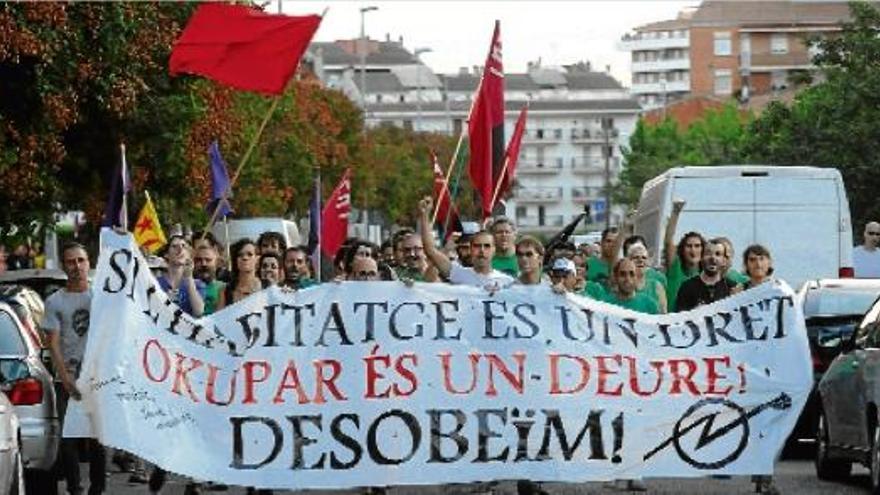 Moment en què els membres de la PAHC es desplacen fins al carrer Amadeu Vives de Manresa i ocupen el darrer dels blocs de pisos