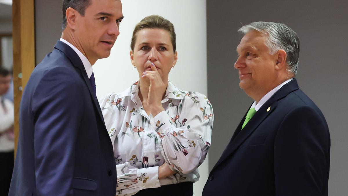 El presidente español, Pedro Sánchez, conversa con la primera ministra danesa, Mette Frederiksen, y el húngaro, Viktor Orbán, durante el Consejo Europeo de este viernes en Bruselas.