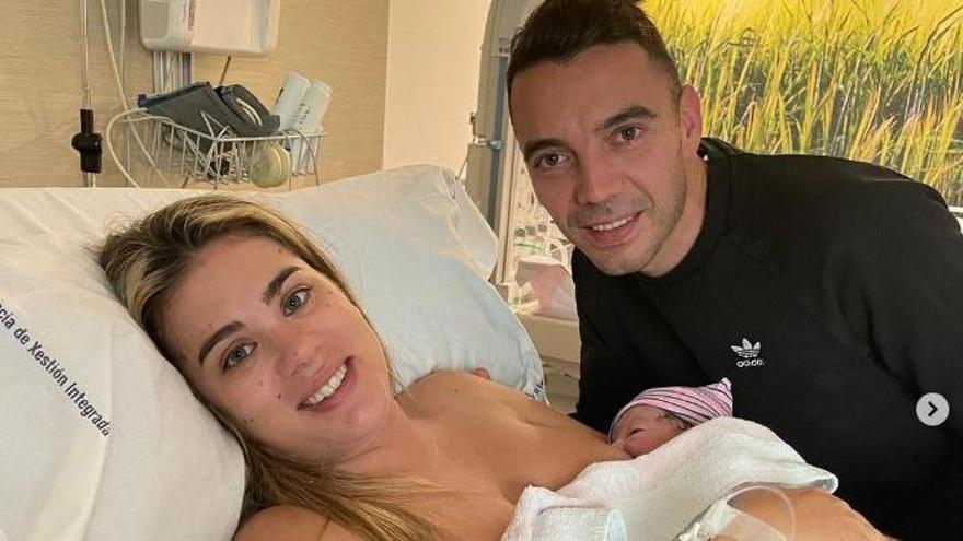 Jennifer Rueda y Aspas con el pequeño Aleix.