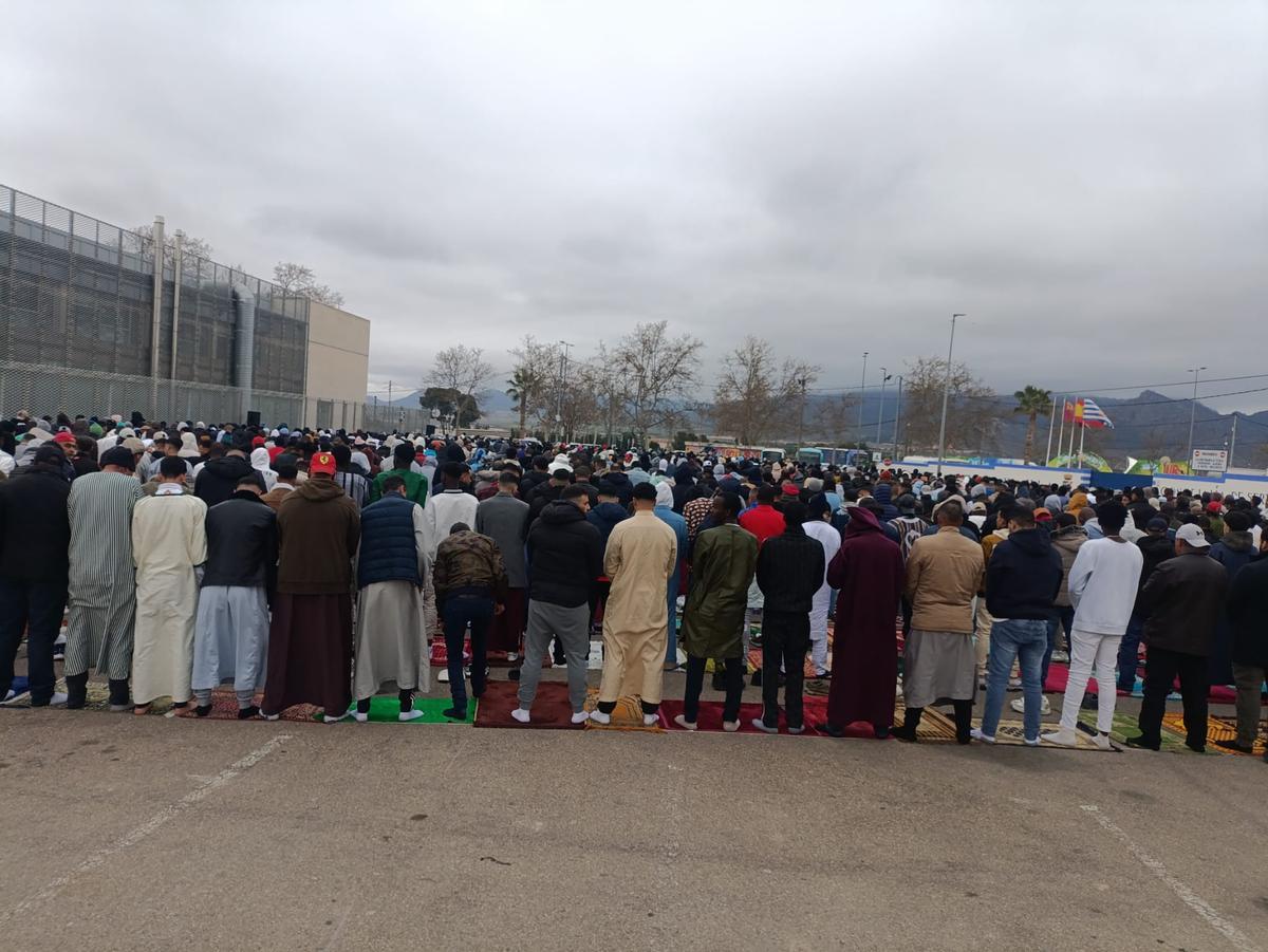 Musulmanes, el pasado viernes por la mañana en el parking de Jumilla donde rezaron.