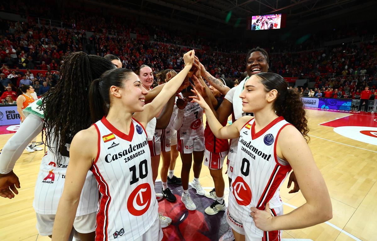 Las jugadoras del Casademont Zaragoza celebran una victoria lograda ante su gente en el pabellón Príncipe Felipe.