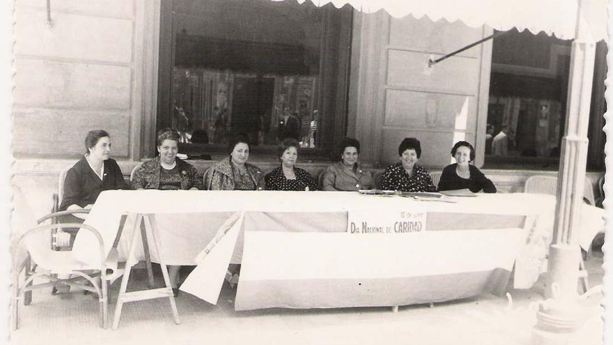 Mesa de cuestación en Castelló. El primer año que se celebra el Día por la Caridad fue 1959.