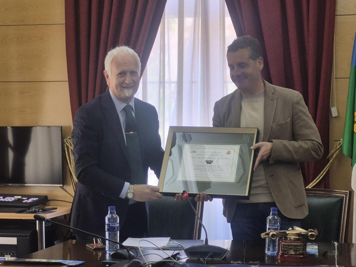 El presidente del Langreo Motor Club entrega al teniente de alcalde de Mieres un diploma.