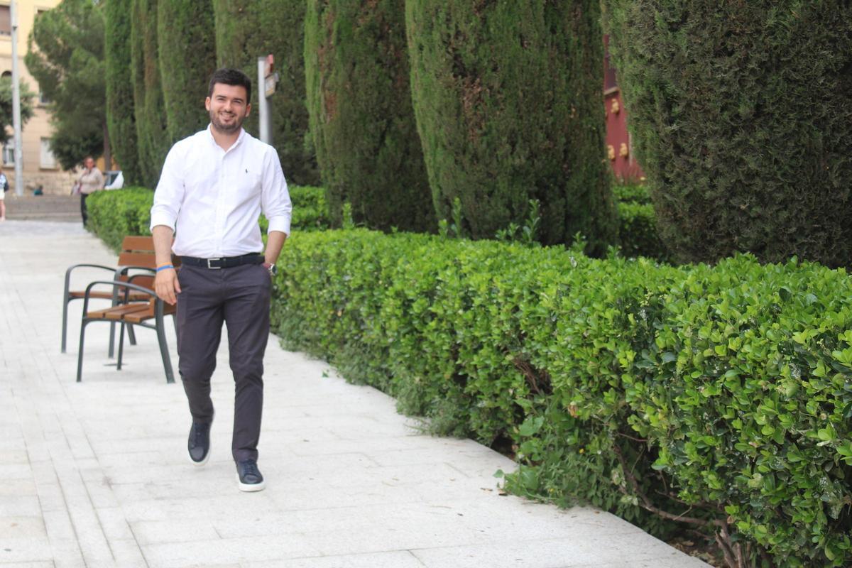 El candidat d'Aliança Catalana caminant davant de la Torre Galatea