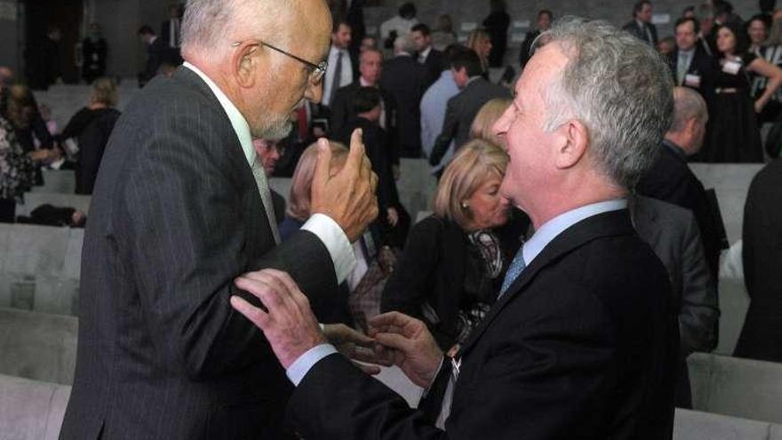 Juan Roig charla con Juan Corona, ayer, en un descanso del congreso.