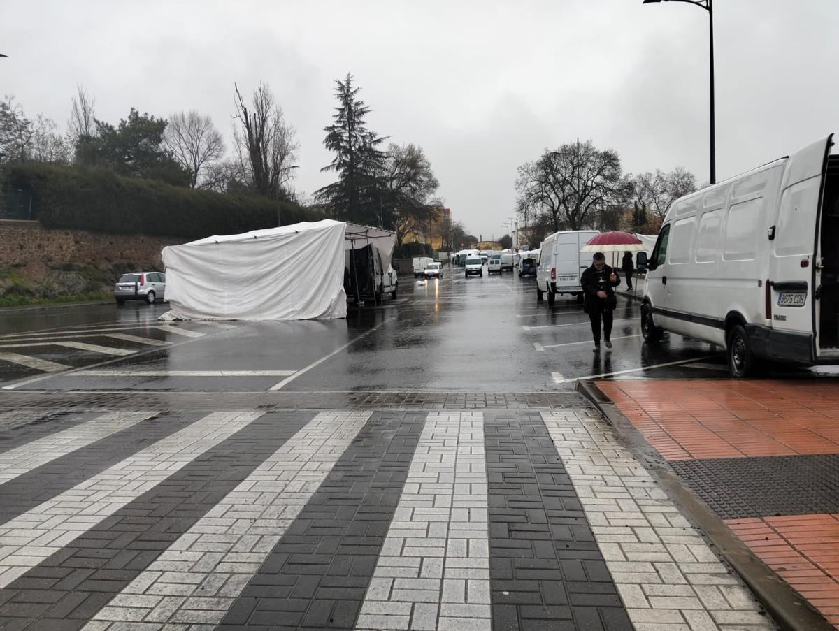 Fotogalería | La lluvia agua el mercadillo de La Hispanidad de Plasencia