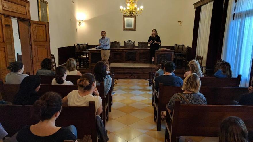 Aspecto del salón de sesiones municipal durante la asamblea de padres con el alcalde.