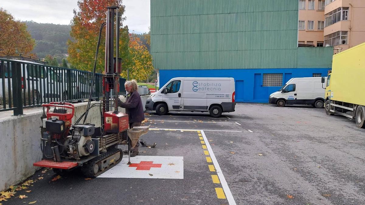 Los sondeos geotécnicos encargados por la Xunta, durante el mes de noviembre en el solar de As Lagoas donde se construirá la promoción de vivienda pública.