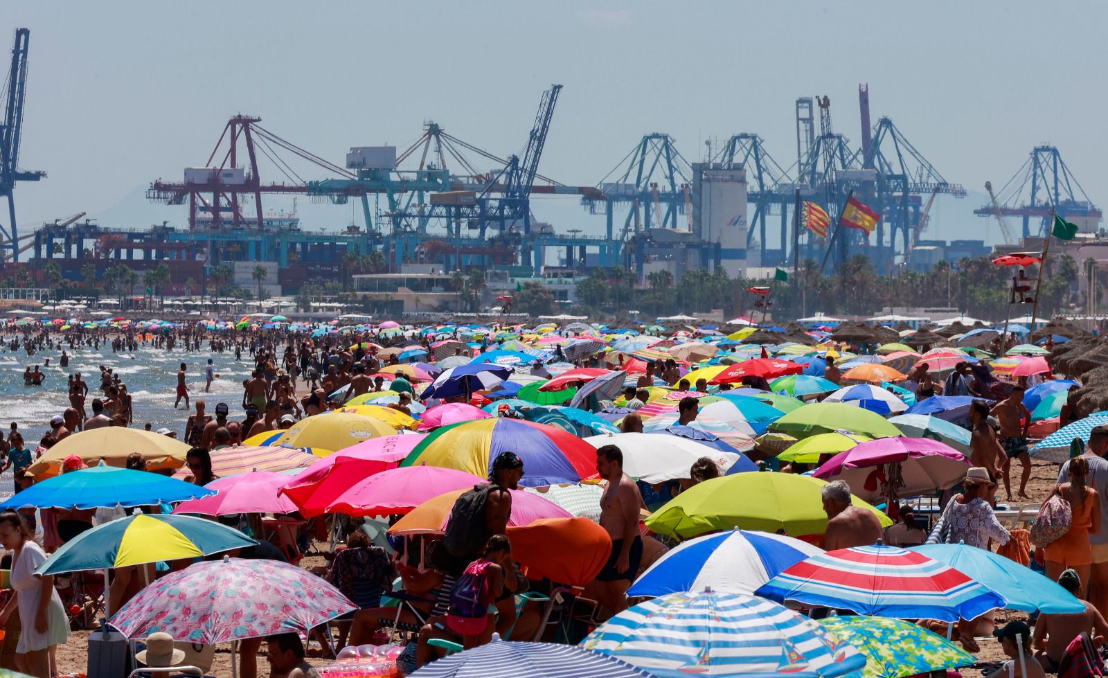 València busca cobijo contra el calor en la playa y las plazas