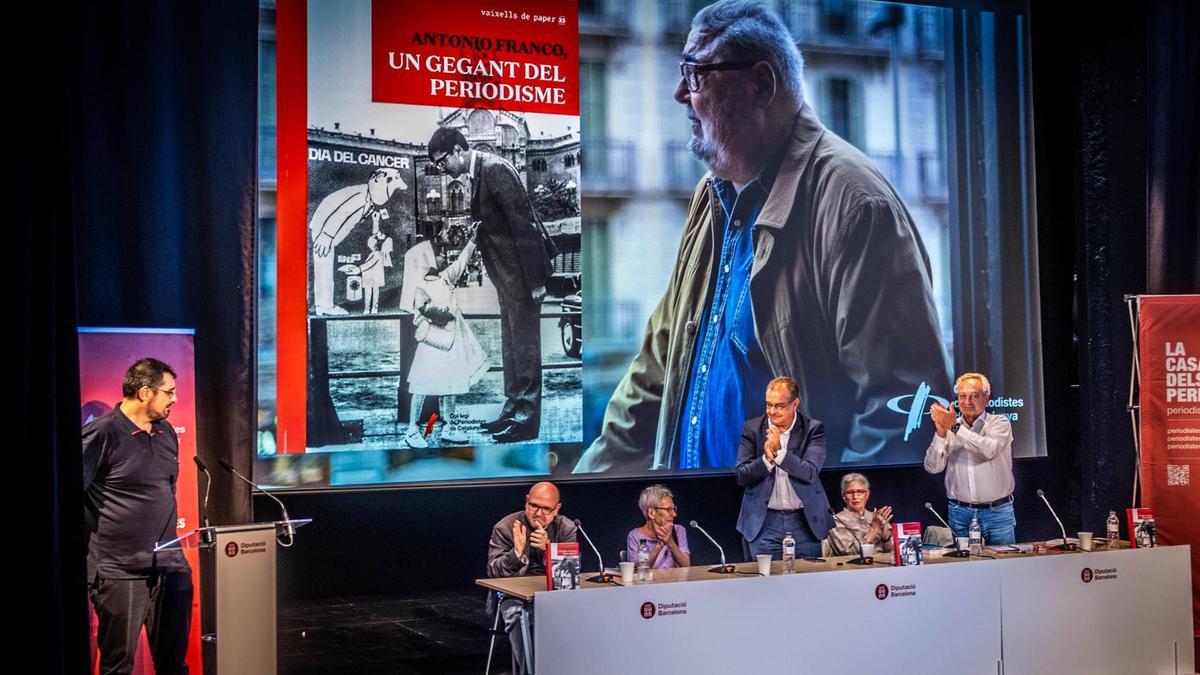 Xavier Casinos, Rosa Mora, Albert Sáez, Rosa Massagué, Xavier Vidal-Folch, de izquierda a derecha, aplauden a Andreu Franco en la presentación del libro Antonio Franco, un gegant del periodisme