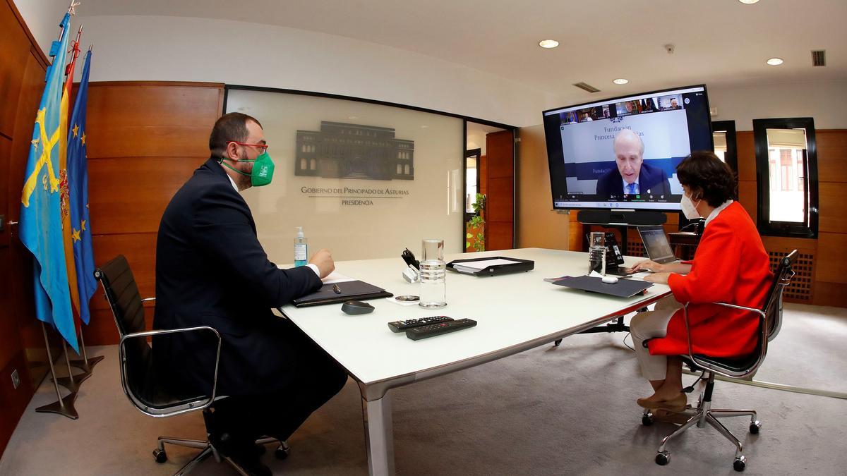 La directora de la Fundación Princesa de Asturias, Teresa Sanjurjo, y el presidente del Principado de Asturias, Adrián Barbón, durante la reunión telemática del jurado.