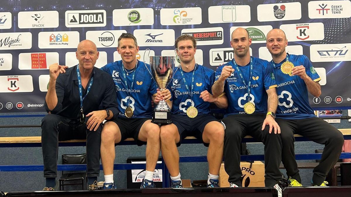 Jesús Machado, Robert Gardos, Hampus Soderlund, Alejandro Calvo y Carlos Machado celebran el título conquistado.