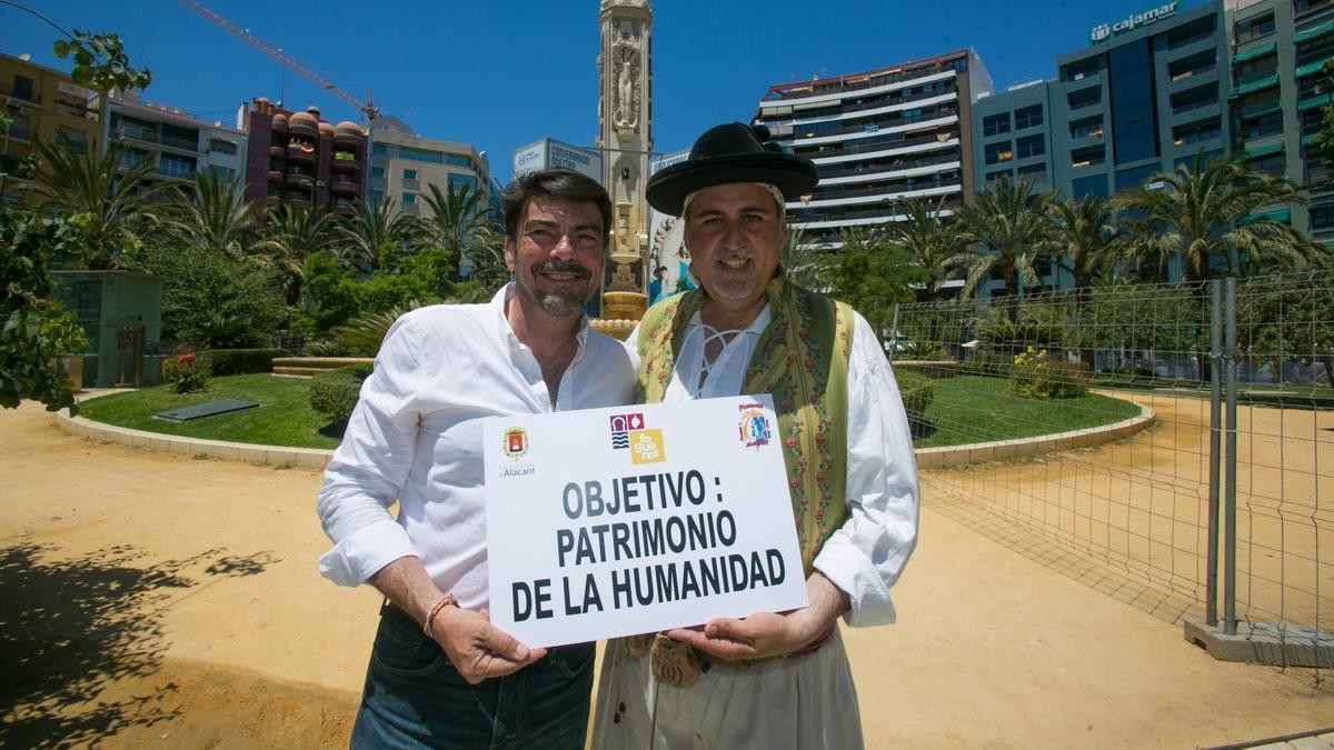 El alcalde Barcala, junto al edil Jiménez, en una imagen de archivo en Luceros