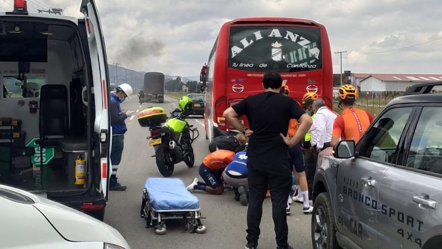 Un momento del accidente que tuvo el ciclista colombiano Egán Bernal contra un bus, en Chía (Colombia).
