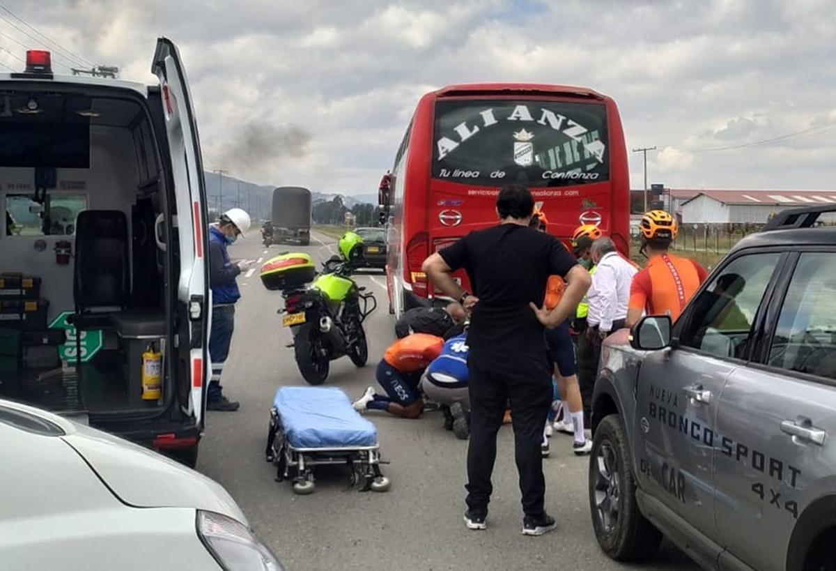 Un momento del accidente que tuvo el ciclista colombiano Egán Bernal contra un bus, en Chía (Colombia).