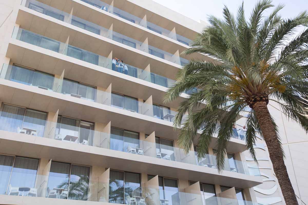 Violencia maschista: Un joven mata a su pareja arrojándola por el balcón de un hotel de Ibiza y luego se suicida