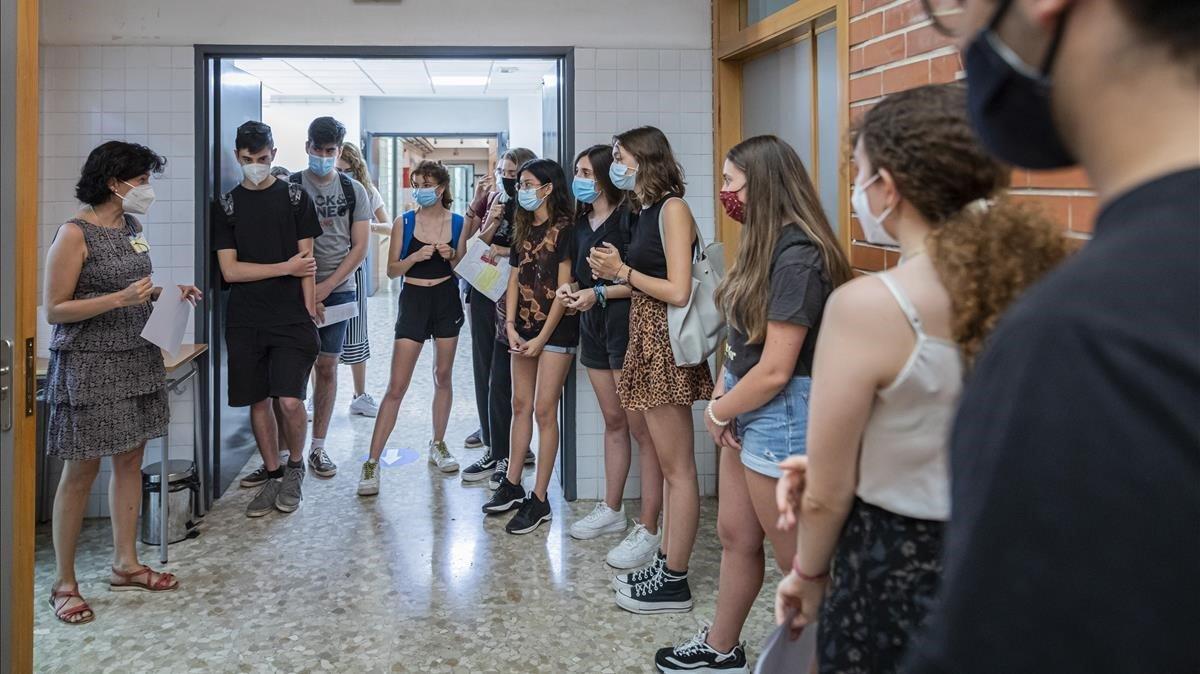 Estudiantes a punto de entrar en el aula del IES Benlliure, en València.