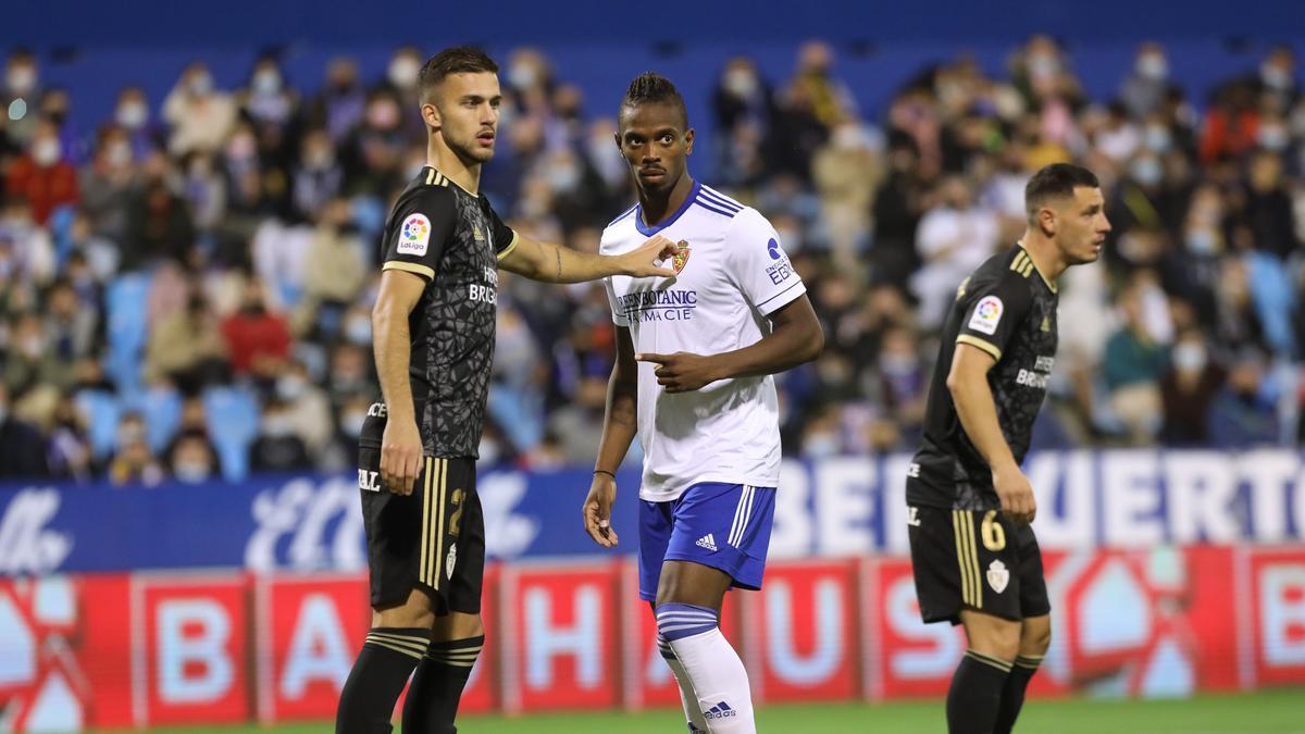 Jair busca un remate en un córner en el partido ante la Ponferradina.