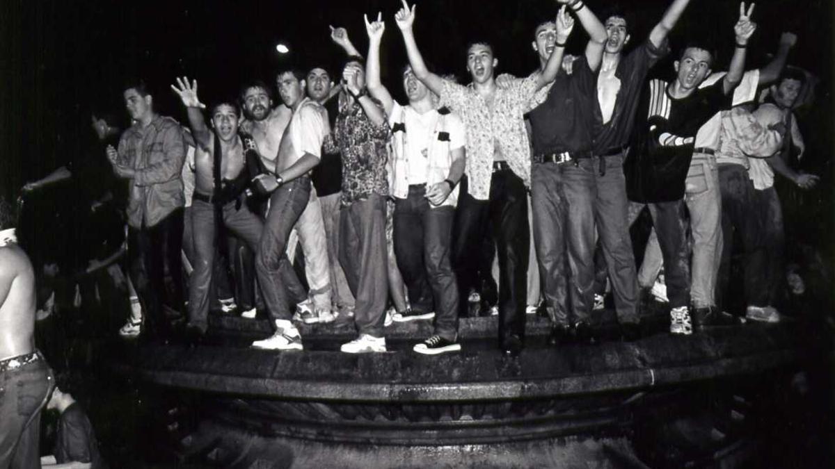 La afición celebrando en 1992 en la Fuente Luminosa el ascenso a la ACB.