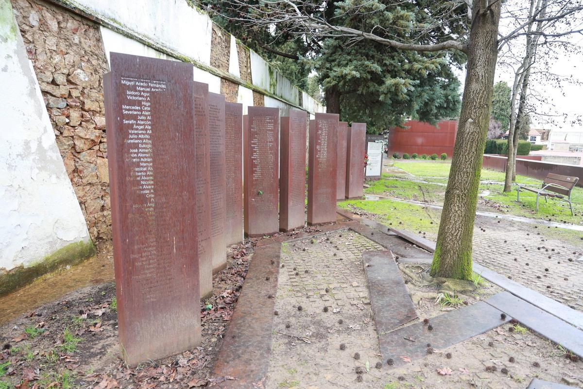 Galería | Zona en la que está el memorial a las víctimas en el cementerio de Cáceres